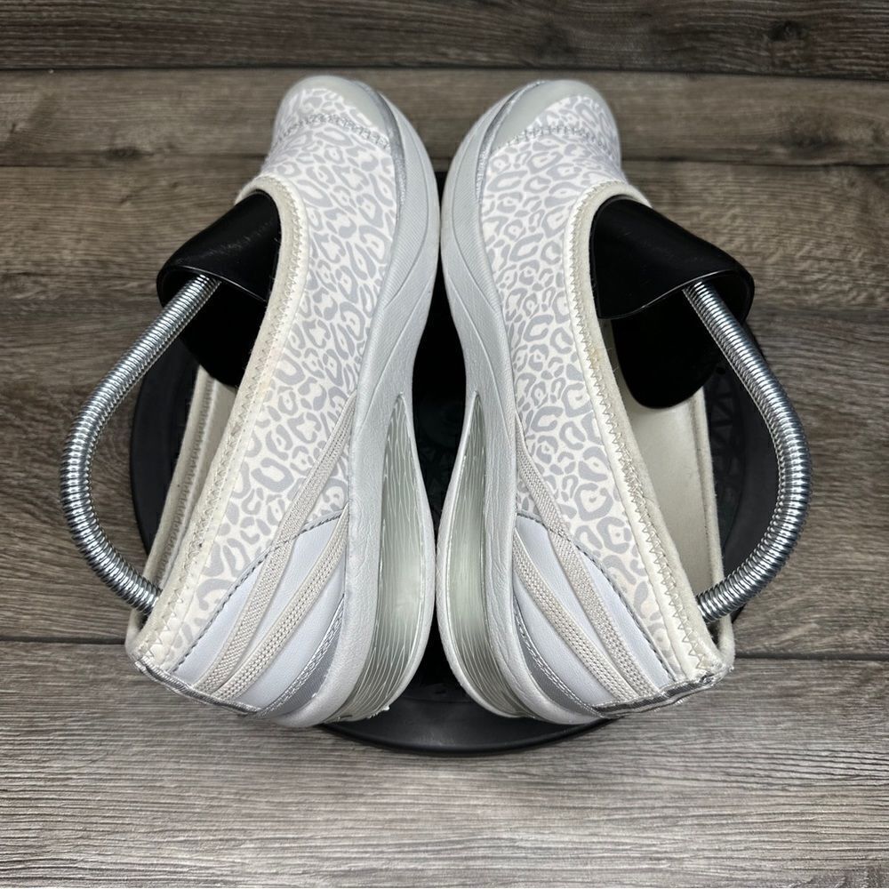 Bzees Women's Flawless Sport Wedge Flat Size 10 Slip On White Gray Leopard Comfy - Picture 5 of 8